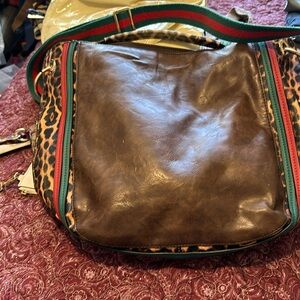 Unbranded shoulder or crossbody. Animal print. Ver clean